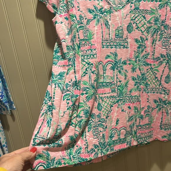 LILLY PULITZER v-neck tee in XXL Worn once. Pinks and greens. 100% cotton. - Picture 5 of 5